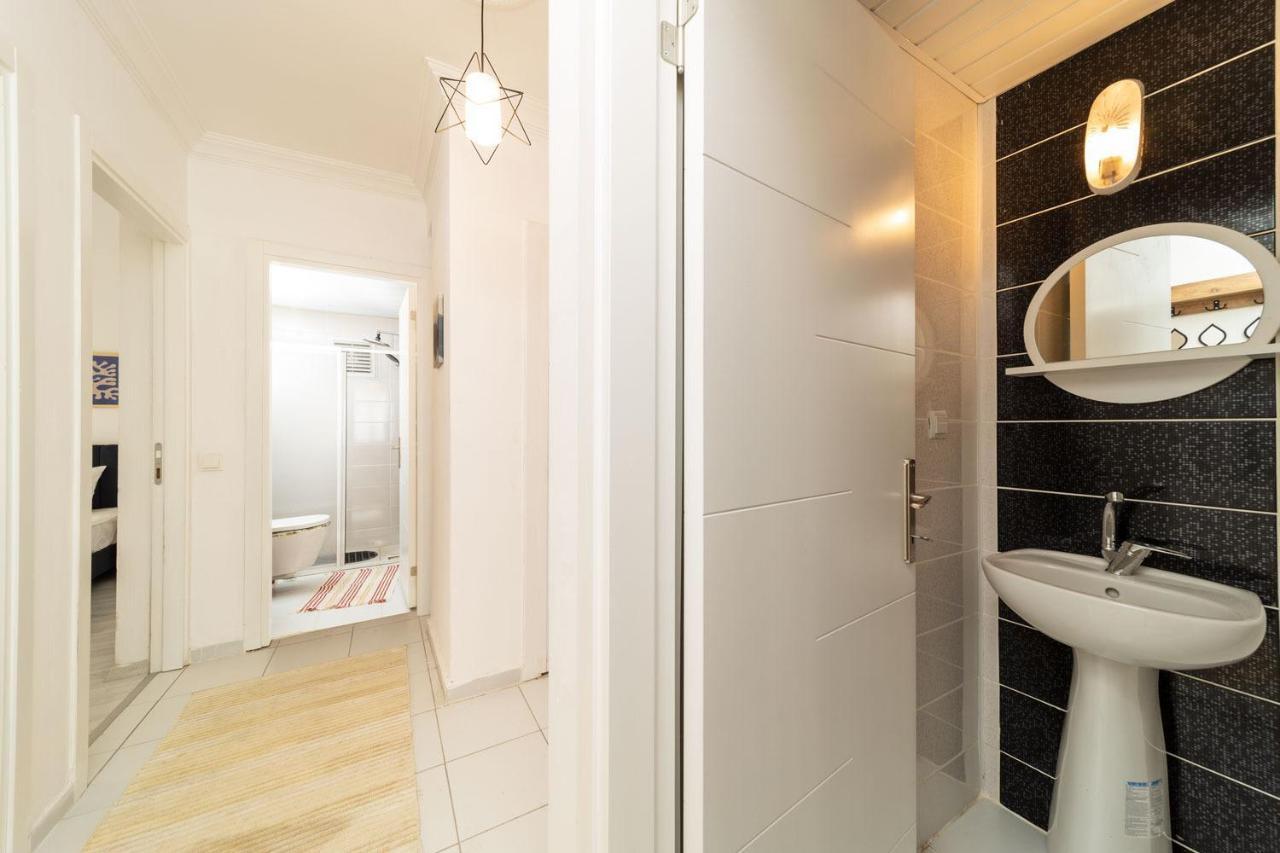 Flat In With Shared Pool And Garden *